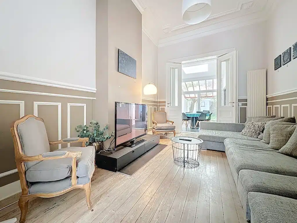 Salon Moderne Élégant avec Moulures et Luminosité Naturelle Salon - Rez-de-jardin meublé – 1 chambre – Proche Place Brugmann – Forest