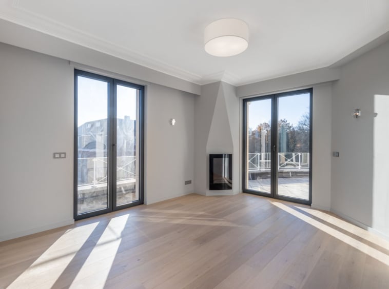 Salon moderne minimaliste avec grandes fenêtres, cheminée intégrée, ambiance lumineuse et chaleureuse.