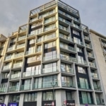 Immeuble moderne en verre et béton, avec balcons en urbanisme, ambiance lumineuse et dynamique.