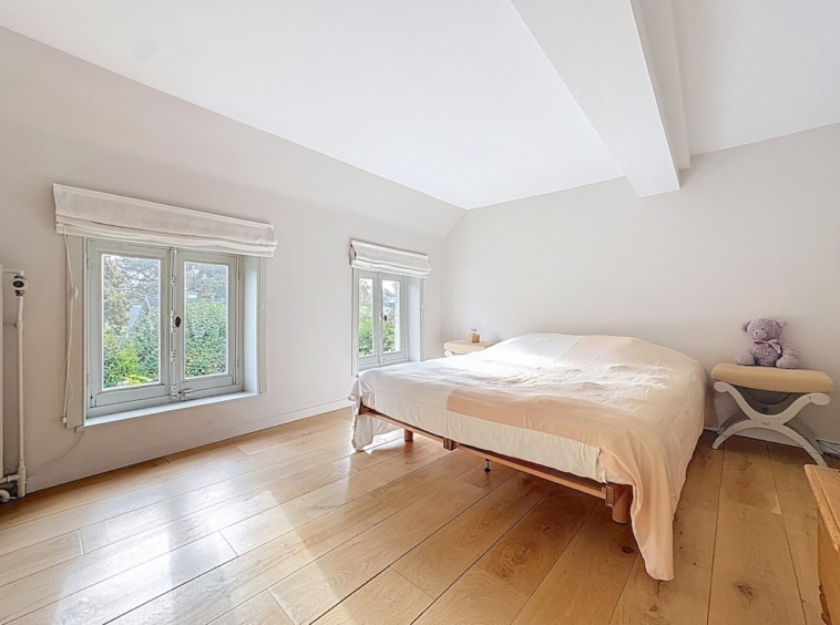 Minimalistische slaapkamer, helder, licht hout, zacht decor, teddybeer, rustgevende, warme sfeer.