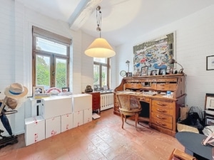 Gezellige werkruimte met rustieke inrichting, kleurrijke kunst en inspirerend natuurlijk licht gezellige werkruimte met rustieke inrichting en kleurrijke kunst