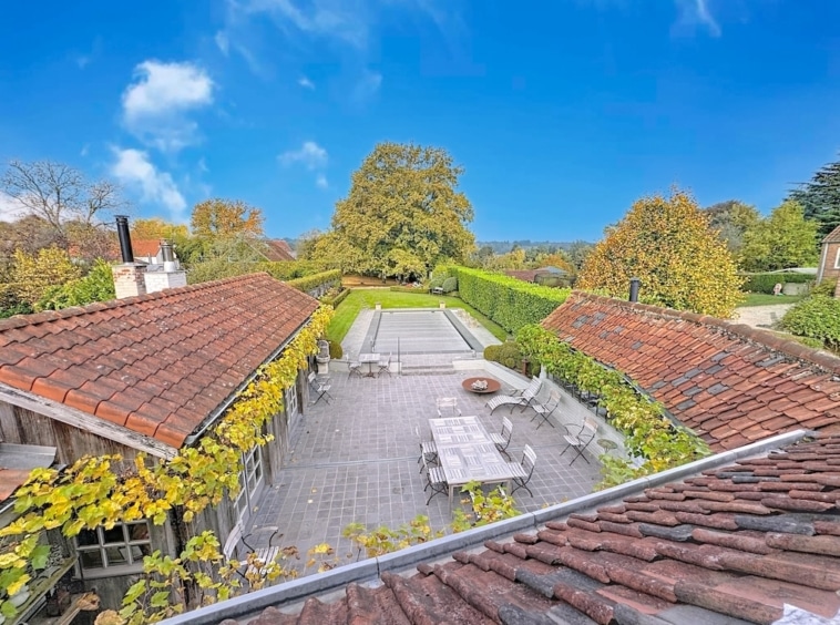 Ontspannend verblijf met zwembad, geplaveide binnenplaats, herfsttuin, rustieke gebouwen en vredige omgeving.