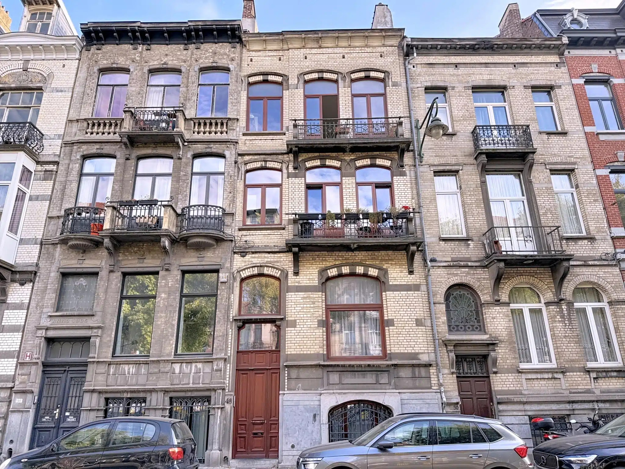 Historische straat met stenen gebouwen en gekleurde bakstenen Licht duplex met tuin - Sint-Gillis