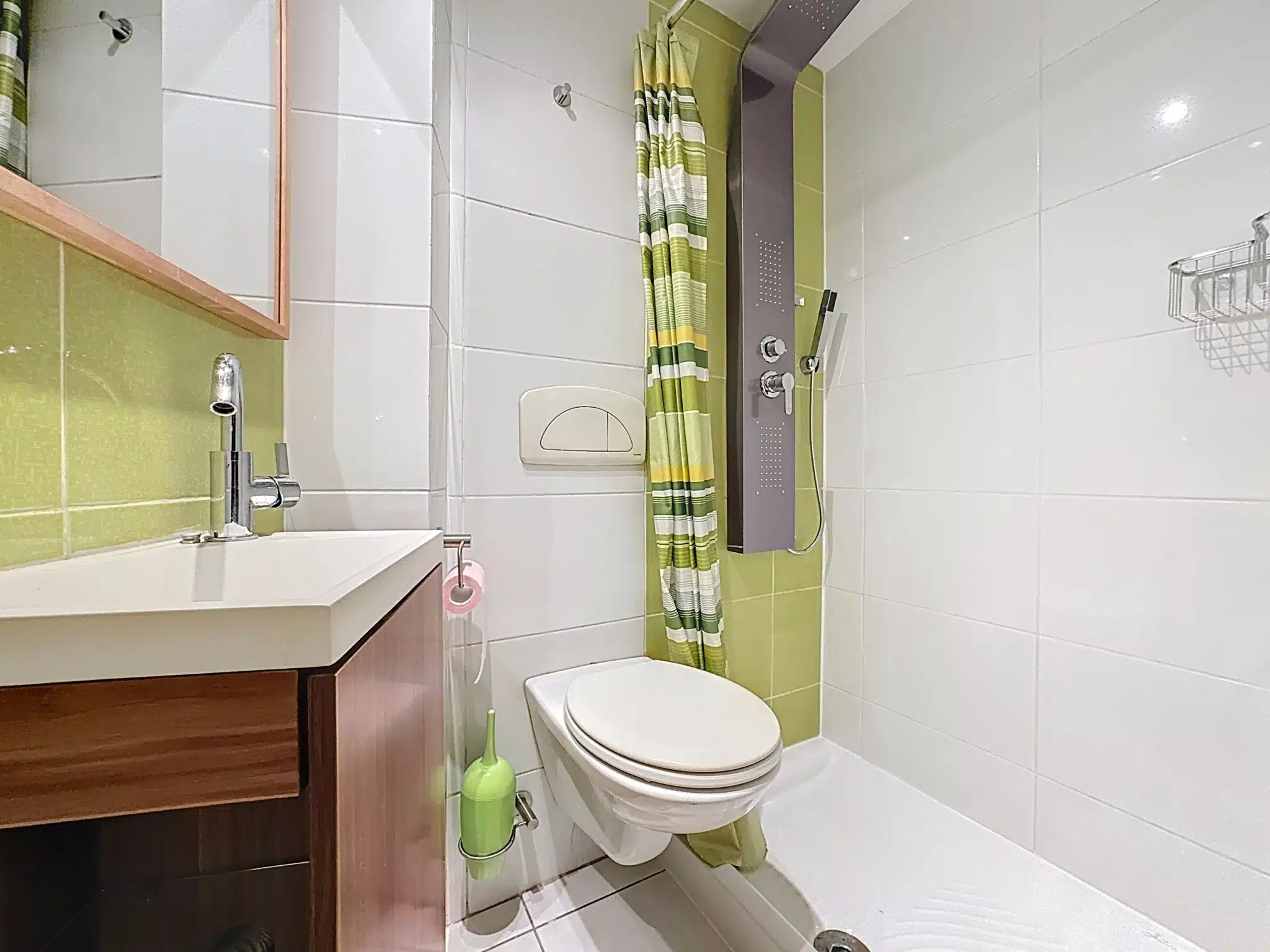 Moderne badkamer met natuurlijke groene touch Badkamer - Licht duplex met tuin - Sint-Gillis