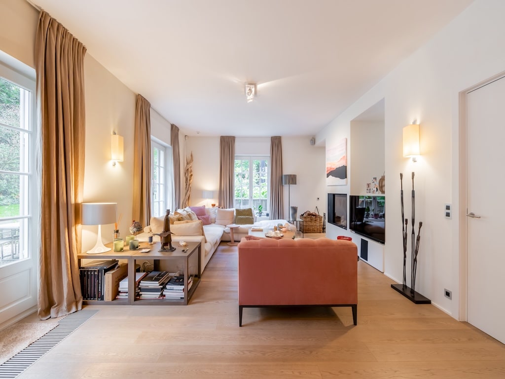 Salon lumineux, cosy et moderne avec canapé beige, décoration élégante et lumière naturelle.