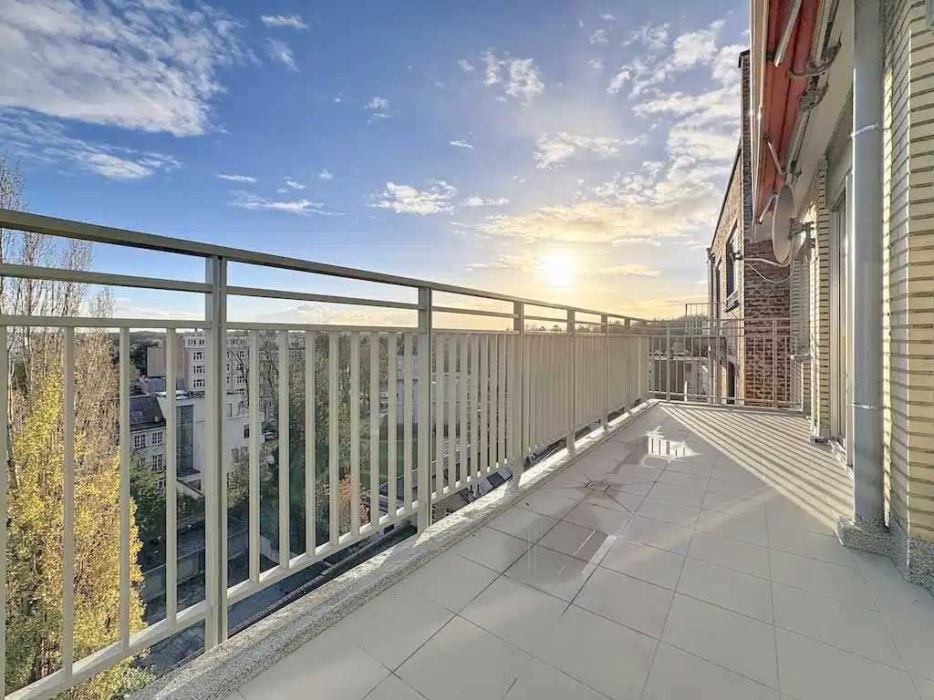 Sunset Balcony in Modern Urbanism Balcony - Apartment 3 bedrooms + 2 terraces + garage and cellar - Brussels