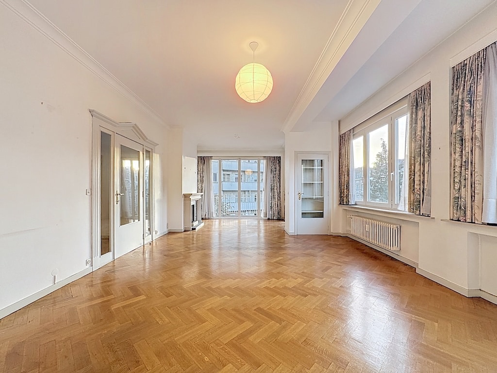 Salon Lumineux et Moderne avec Parquet en Chêne Salon - Coghen/Messidor – Lumineux appartement 2ch – Uccle
