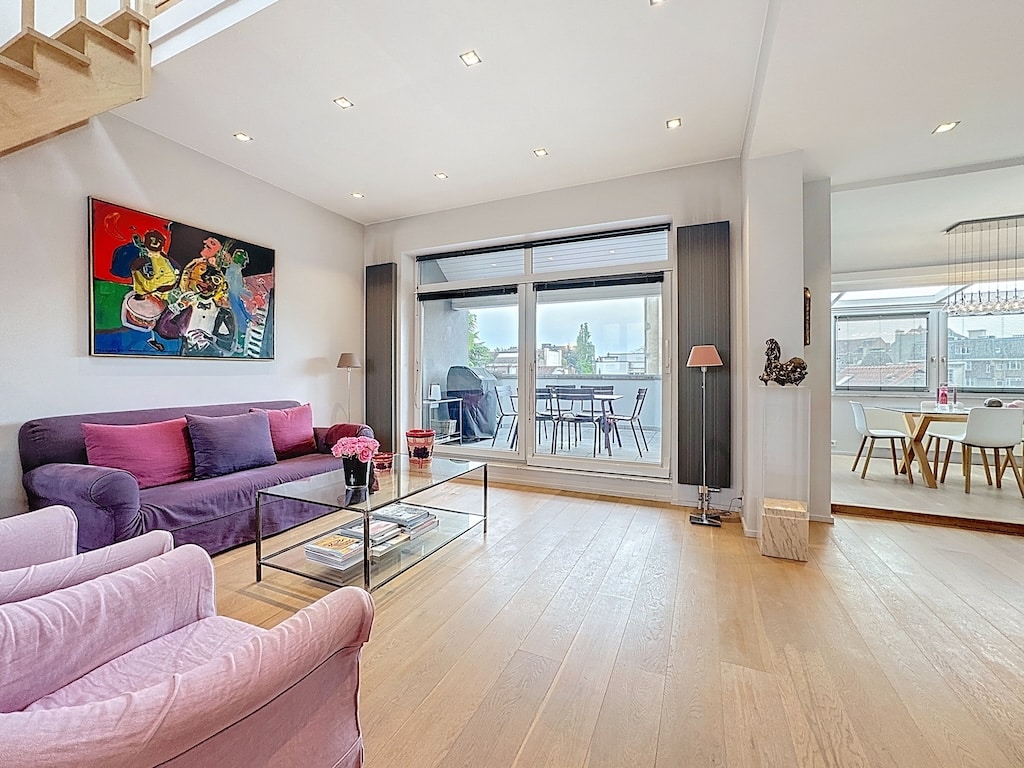 Salon Moderne et Coloré Avec Art et Confort Salon - Place Brugmann: 3 ch + Bureau – terrasse et garage – Ixelles