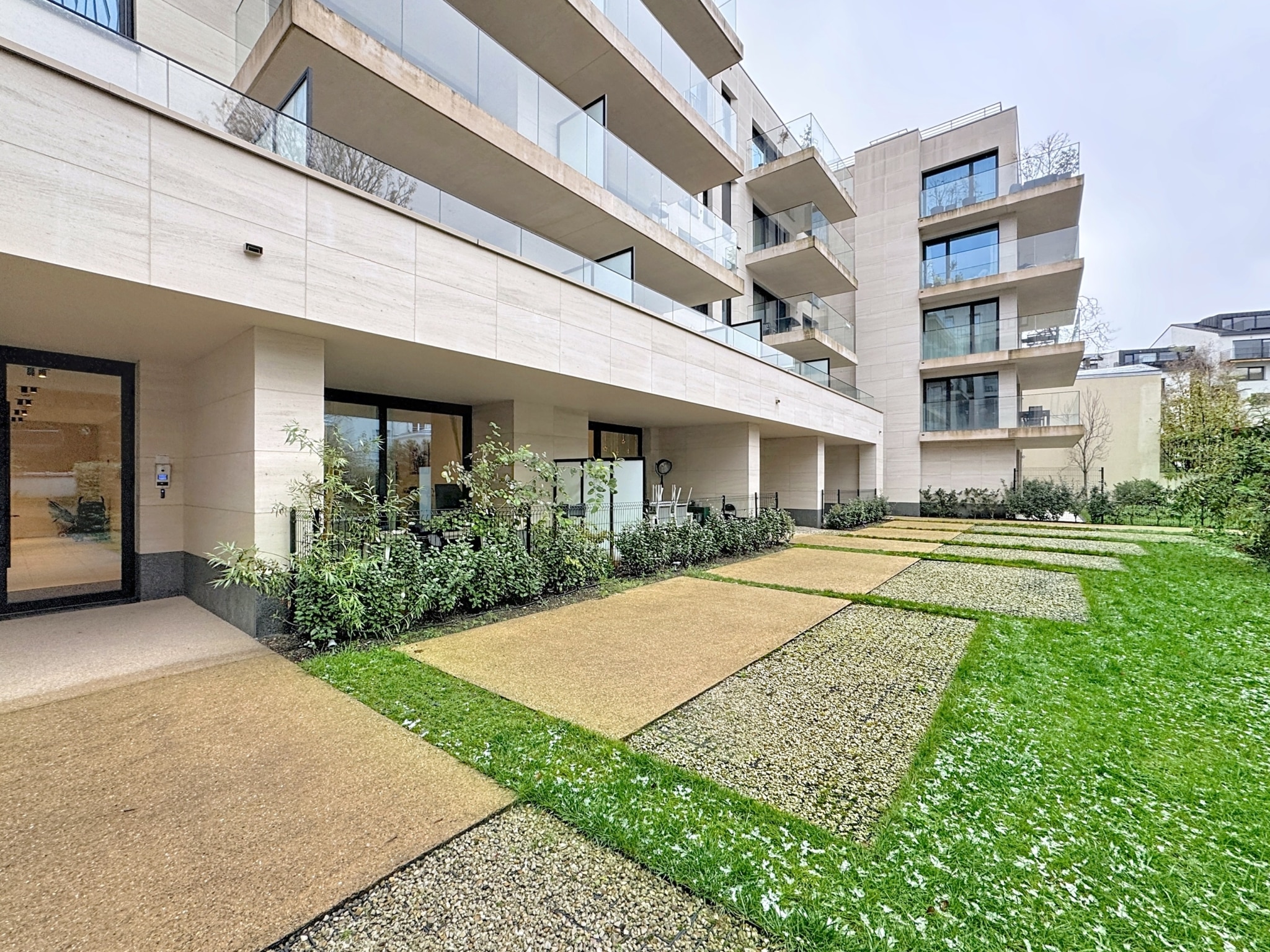 Résidence moderne avec jardins, balcons lumineux, façades épurées et design contemporain en environnement verdoyant.