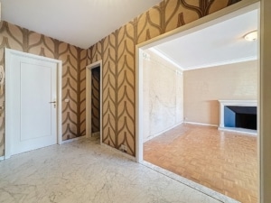 Hall dentrée élégant avec papier peint sol en marbre et transition vers salle lumineuse
