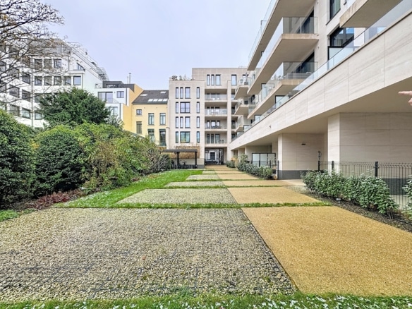 Quartier résidentiel moderne avec jardin paysagé architectures contemporaines et espaces verts harmonieux