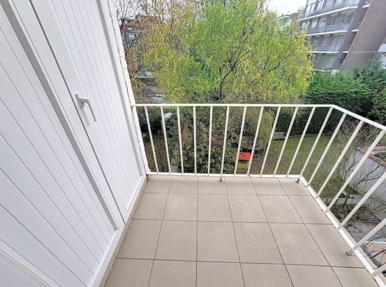 Balcon moderne et lumineux avec vue sur nature, idéal pour se détendre en plein air.