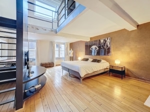 Chambre minimaliste moderne avec loft vue urbaine mobilier épuré et lumière naturelle