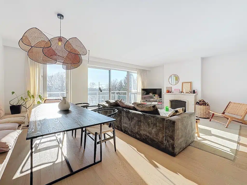 Intérieur Moderne avec Coin Repas Lumineux et Cosmopolitain Quartier Léo Errera – Appartement deux chambres – Parking – Uccle