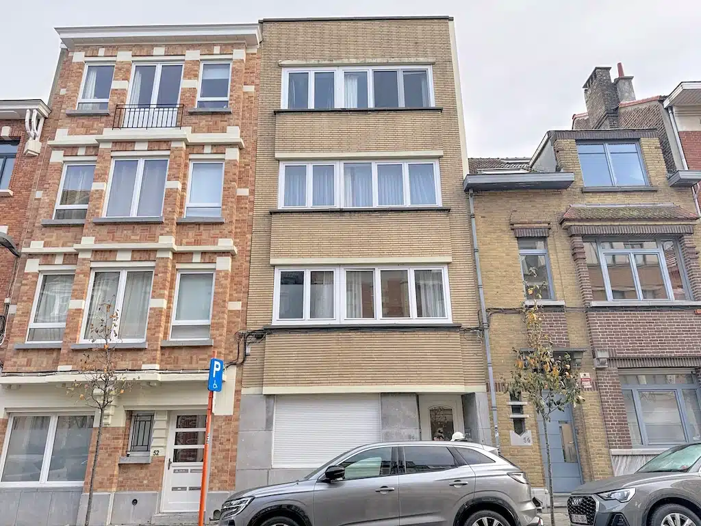 Rues Urbaines avec Architectures Variées et Véhicule Moderne Appartement – Guy d’Arezzo – Ixelles
