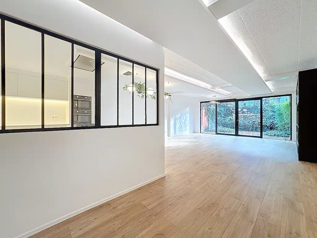 Eigentijdse woonkamer met uitzicht op de natuur en moderne keuken Keuken - EPB : C- Huis 4 slaapkamers + garage - Ukkel