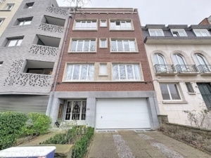 Bâtiment mixte de style traditionnel et moderne avec jardin chemin pavé et espace résidentiel urbain