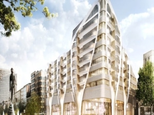 Bâtiment moderne en blanc avec grandes fenêtres, décor végétal, architecture innovante et harmonie urbaine.