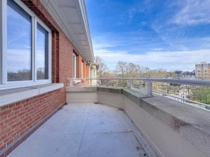 Balcon moderne offrant une vue panoramique espace lumineux et élégant pour se détendre ou profiter du soleil