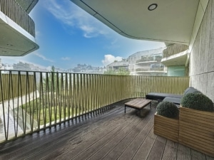 Balcon moderne avec mobilier confortable vue verdoyante et ambiance détente en plein air