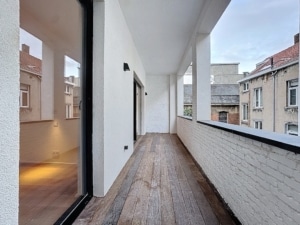 Balcon moderne avec vue urbaine sol en bois clair large fenêtres et ambiance épurée