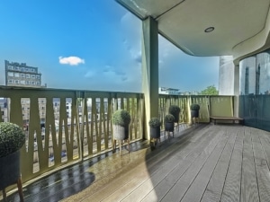 Balcon contemporain offrant vue urbaine espace vert lumière naturelle et ambiance chaleureuse