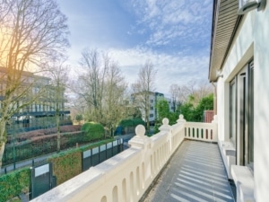 Balcon avec vue urbaine nature garde corps blanc ciel bleu parfait pour relaxation