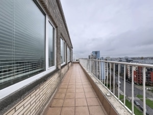 Balcon urbain moderne avec vue sur la ville sous ciel gris espace calme et lumineux