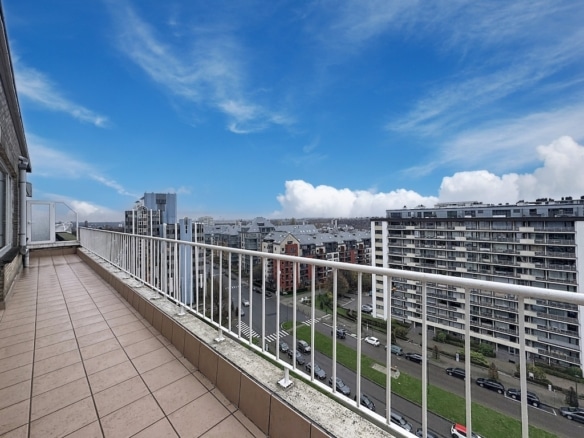 Balcon moderne avec vue sur ville ciel bleu bâtiments modernes et espace extérieur paisible