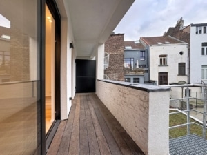 Balcon urbain lumineux avec vue sur bâtiments anciens et modernes espace de détente moderne