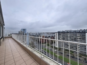 Balcon urbain moderne sous ciel gris gratte ciel rues animées et espaces verts