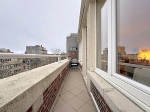 Balcon urbain moderne avec vue sur la ville fauteuil minimaliste et ambiance tranquille