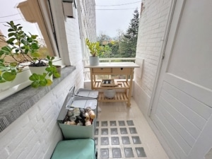 Balcon lumineux avec plantes mobilier minimaliste en bois vue apaisante en milieu urbain