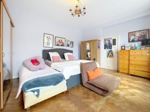 Chambre chaleureuse lavande avec lit blanc mobilier en bois et décoration cosy pour relaxation