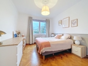 Chambre lumineuse et apaisante avec décor élégant lit confortable meubles en bois et ambiance relaxante