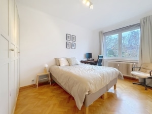 Chambre cosy et lumineuse avec lit simple bureau organisé murs blancs et décoration minimaliste