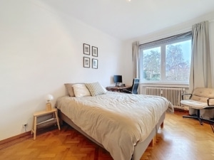 Chambre lumineuse et minimaliste avec bureau décoration élégante et vue sur jardin