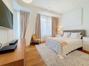 Chambre moderne et lumineuse avec lit cozy coin lecture décoration élégante et ambiance relaxante