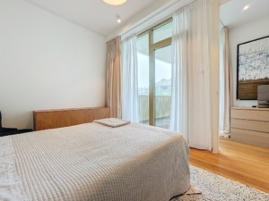 Chambre minimaliste lumineuse avec lit en quilt déco moderne vue extérieure ambiance apaisante et élégante