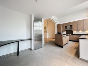 Cuisine moderne avec îlot rond en bois espaces épurés et luminosité chaleureuse