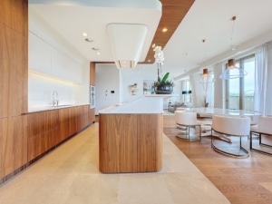 Cuisine moderne élégante avec îlot en bois lumière naturelle luminaires design et touches végétales