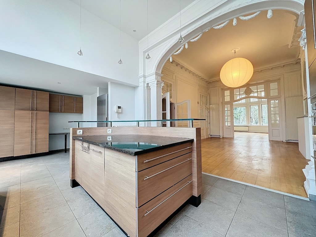 Cuisine Moderne et Architecture Classique Élégante Cuisine - Cinquantenaire – Triplex 4 chambres avec terrasses – Etterbeek