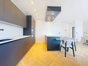 Cuisine moderne avec îlot central sombre mobilier épuré et luminosité naturelle