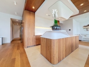 Cuisine moderne avec îlot en bois plan blanc épuré intérieur lumineux et design minimaliste