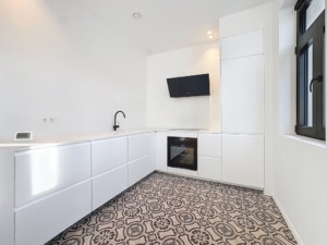 Cuisine moderne blanche fenêtres lumineuses sol décoratif électroménager intégré style épuré