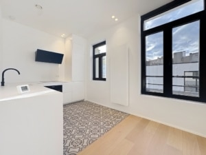 Cuisine moderne minimaliste avec lumière naturelle plan sleek mobilier épuré et sol design élégant