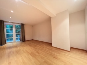 Intérieur moderne lumineux avec parquet grandes portes vitrées et vue apaisante sur la nature