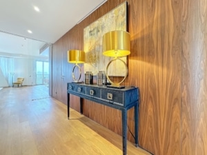 Intérieur moderne avec console noire lampes jaunes murs en bois chaud et grande fenêtre lumineuse