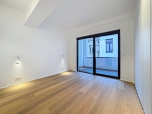 Espace minimaliste lumineux avec grandes fenêtres parquet clair et plafond en pente