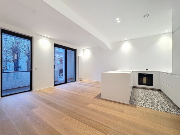 Intérieur moderne et épuré avec cuisine ouverte grandes fenêtres sol en bois clair et design minimaliste